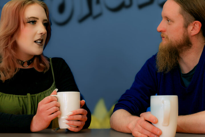 8G8A8676 (7) Woman and man talking with a hot drink